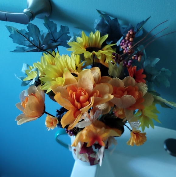 NEW Fall Decoration Pumpkin Foliage Flower Arrangement - Picture 2 of 3